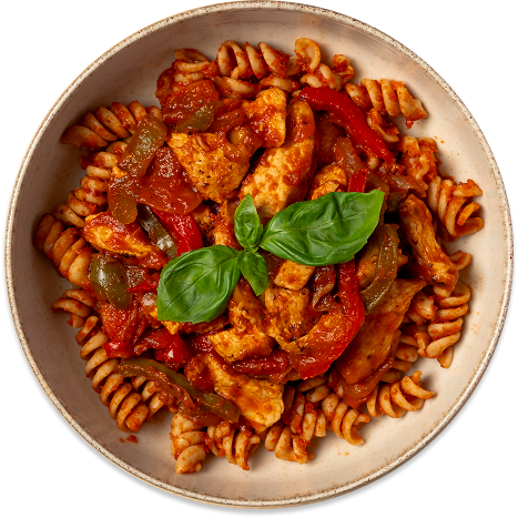 Plato de pasta con salsa de tomate y pollo