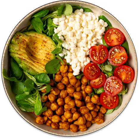 Bowl de verduras, aguacate, requesón, garbanzos y tomate