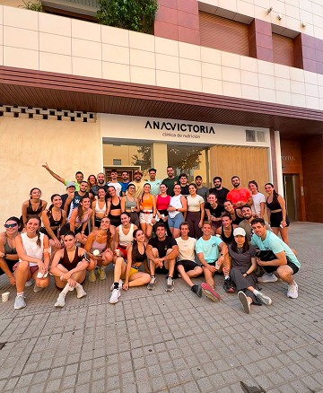 Equipo y pacientes de AnaVictoria Clínica de Nutrición en un evento deportivo AV Running Club